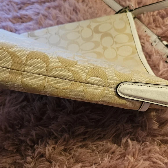 Elegant Coach Cream Shoulder/Crossbody Bag - Picture 10 of 16